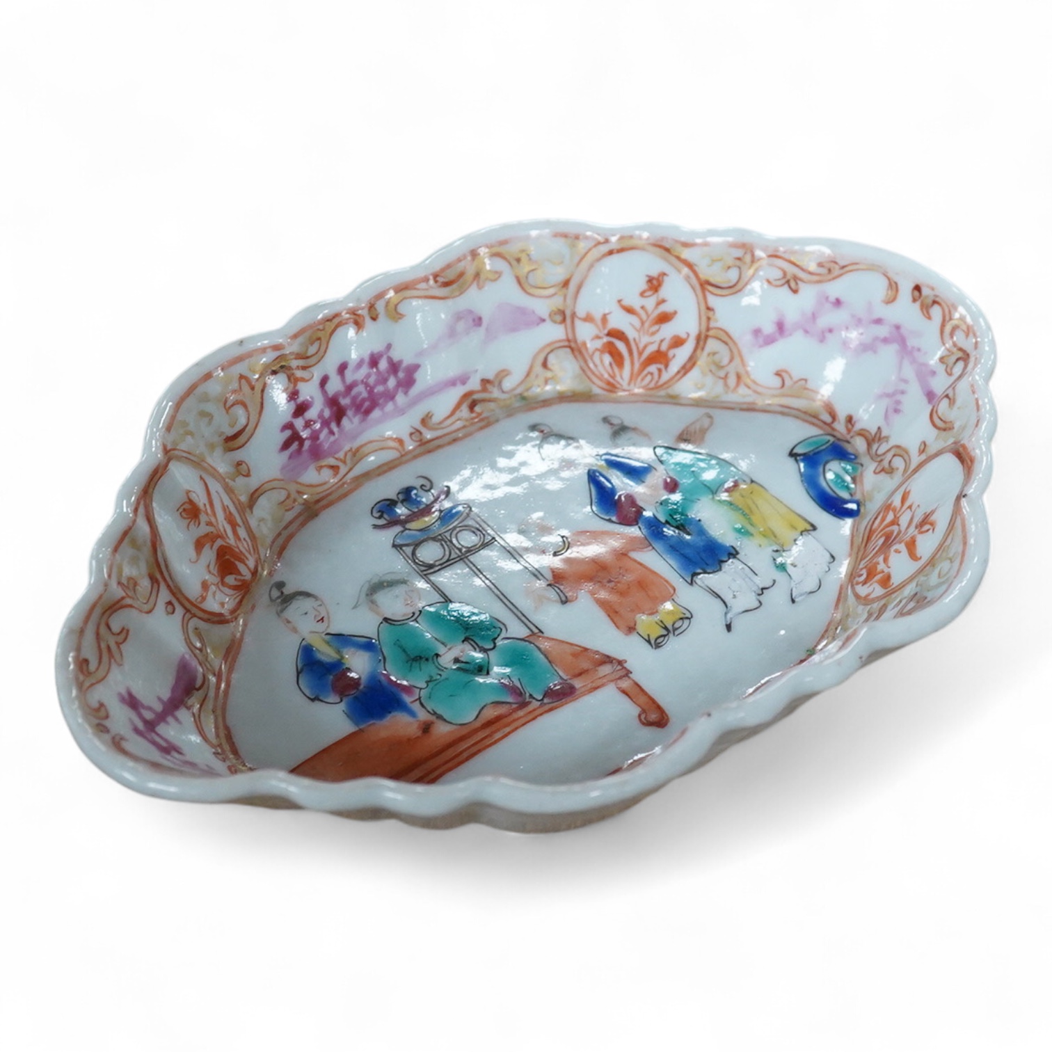 A late 18th Century Chinese export famille rose spoon dish, 13cm wide